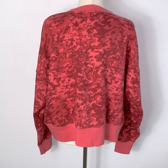 NWT Under Armour Rival Fleece Camo Crew Pullover Sweatshirt Calypso Pink - Picture 6 of 10